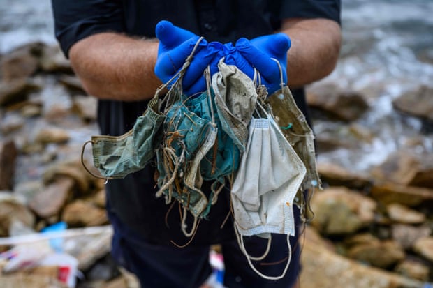 Gary Stokes, fondateur d'Oceans Asia, pose avec des masques jetés trouvés sur une plage de Hong Kong.