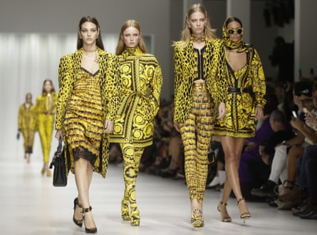 attent aanplakbiljet verklaren Original supermodels assemble for catwalk tribute to Gianni Versace | Milan  fashion week | The Guardian