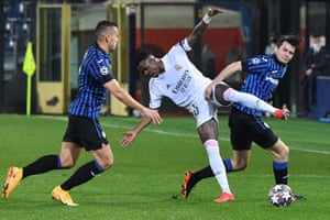Rafael Toloi gets to grips with Vinicius Junior.