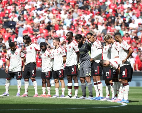 Liverpool players, including Virgil van Dijk, line up for a moment of silence for Diogo Jota