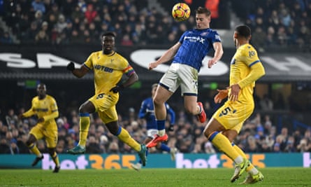 Liam Delap chuta sob pressão na partida da Premier League entre Ipswich e Crystal Palace
