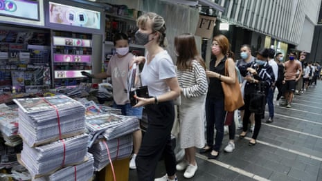 Large crowds queue in Hong Kong for final Apple Daily edition – video