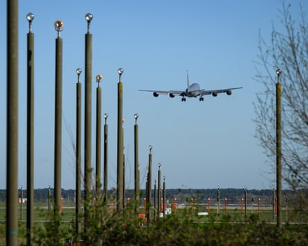 Askerler devriye geziyor Birleşik Krallık'taki ABD askeri üssü