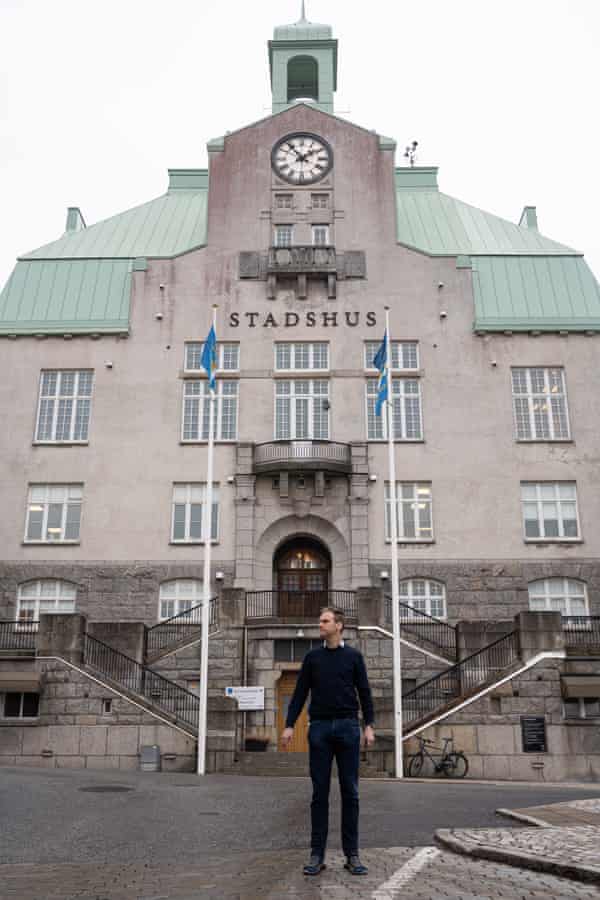 Kent Hansson next to town hall