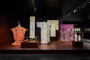 Las prendas de capa exterior durante este periodo eran a menudo 'hermosamente bordadas y decoradas', dice Crothers. Primero, un kimono se teñía con técnicas de teñido por resistir, luego se añadía más color y detalles a través del bordado.