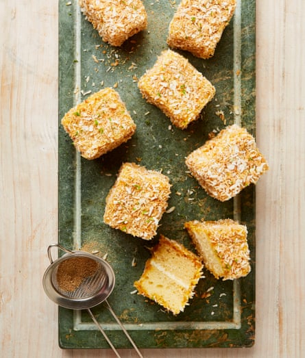 Les lamingtons à la mangue et au citron vert de Yotam Ottolenghi.