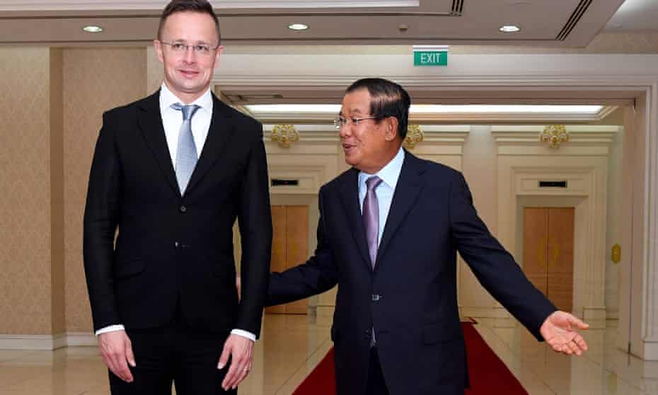 Photo taken on 3 November shows Cambodia’s prime minister, Hun Sen, welcoming Hungary’s foreign minister, Peter Szijjártó, during a meeting at the Peace Palace in Phnom Penh