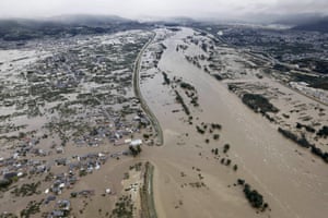 Áreas residenciales inundadas por el río Chikuma en Nagano tras el tifón destructivamente poderoso Hagibis.
