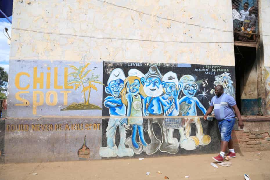 Der Dancehall-Produzent DJ Fantan vor seinem Studio Chillspot Records in Mbare, Simbabwe