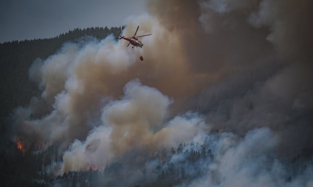 Los bomberos de la isla canaria de Tenerife luchan contra un incendio con un perímetro de 30 millas.