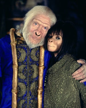 David Warner as Senator Sandar and Helena Bonham Carter as Ari in Planet of the Apes, 2001