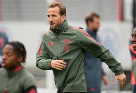 Harry Kane warms up during a Bayern Munich training session