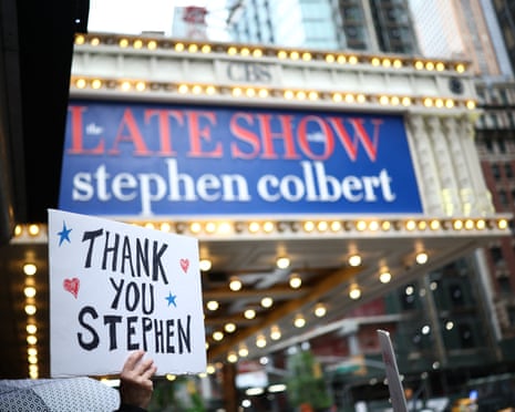 Stephen Colbert en Late Show escritorio con el público aplaudiendo