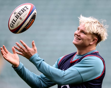 Henry Pollock durante un allenamento con la maglia dell'Inghilterra rugby