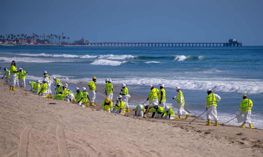 First Thing: Zelenskiy says Russia will see new sanctions as ‘permission to attack’ | US news 6 Environmental cleanup crews after a major oil spill at Huntington Beach in California in October.