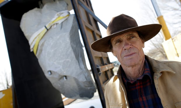 Heizer in cowboy hat with large rock slab