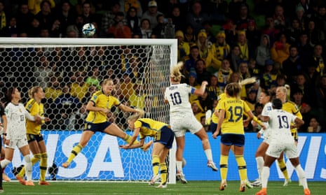 USA’s Lindsey Horan heads against the crossbar.