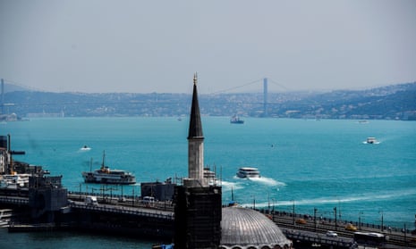 Wild winds in Turkey claim lives, close Bosphorus strait - Türkiye