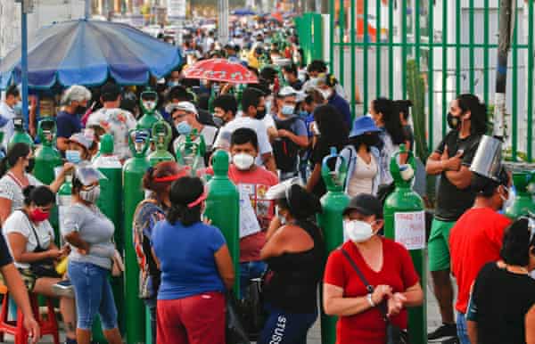 Cientos de personas en Perú esperan para recargar sus tanques de oxígeno