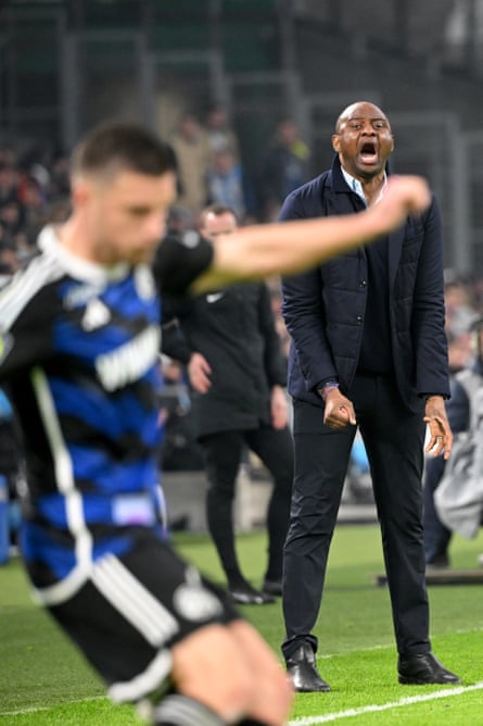 Patrick Vieira crie les instructions à ses joueurs depuis la ligne de touche