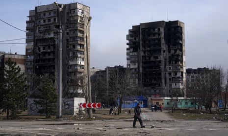 100,000 civilians trapped in Mariupol amid Russia's 'constant