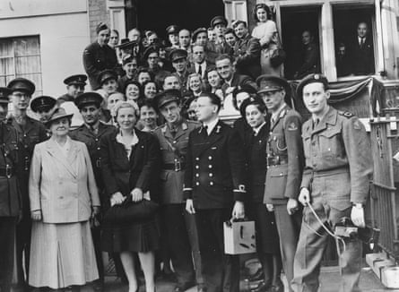 Queen Wilhelmina and Princess Juliana in the midst of soldiers, during a visit to Oranjehaven, the Englandvaarders' Club in London, 11 September 1944.