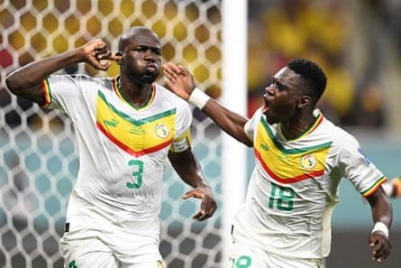 Калиду Кулибали (вляво) празнува отбелязването на победния гол за Сенегал срещу Еквадор.