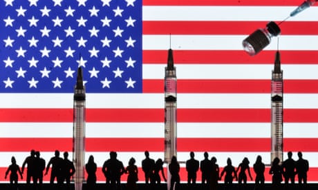 Πανδημία Covid-19, Stock Pictures, Έντμοντον, Καναδάς - 11 Ιανουαρίου 2022<br>Υποχρεωτική πίστωση: Φωτογραφία από τον Artur Widak/NurPhoto/REX/Shutterstock (12758582h) Ενδεικτική φωτογραφία ιατρικών σύριγγων και μικρών ειδωλίων ανθρώπων που περιμένουν στην ουρά για τον Covid -19 ενισχυτικό εμβολίου, μπροστά από μια αμερικανική σημαία που εμφανίζεται σε μια οθόνη υπολογιστή.  στο Έντμοντον, Αλμπέρτα, Καναδάς.  Πανδημία Covid-19, Stock Pictures, Έντμοντον, Καναδάς - 11 Ιανουαρίου 2022