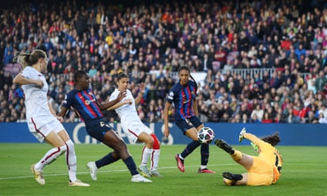 Asisat Oshoala passe le ballon au-dessus de la gardienne de la Roma Camelia Ceasar pour le quatrième but du match de Barcelone.