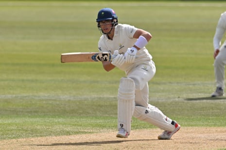 आसा जनजाति चश्मे में बल्लेबाजी करती हुई