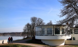 Exterior the Kornhaus restaurant with the river bank