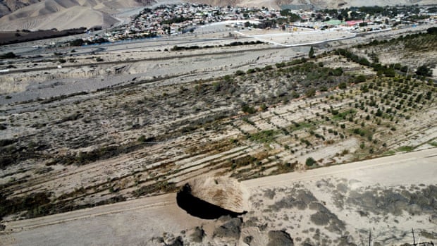 Medios chilenos mostraron imágenes aéreas de un socavón en tierra operado por la mina de cobre canadiense Lundin, a unos 665 km (413 millas) al norte de la capital, Santiago.