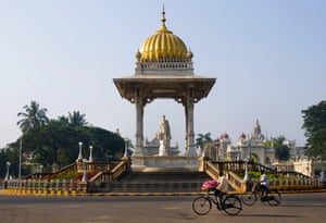 Estátua de maharadja Chamarajendar Wodeyar, palácio de Mysore, Karnataka, Índia