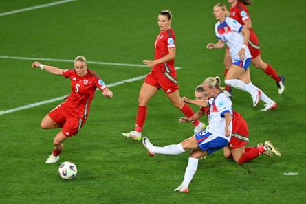 Beth Mead of England scores her team’s fifth goal.