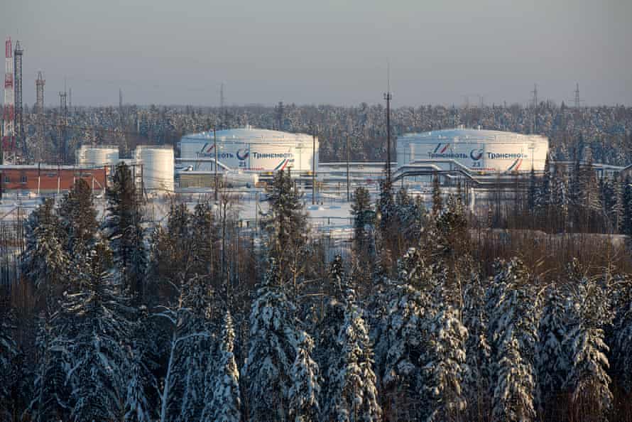 Tanques de armazenamento de óleo operados pela Transneft, o monopólio do oleoduto, estão na planta Yuzhny Balyk em Sentyabrsky, Rússia, 2014.