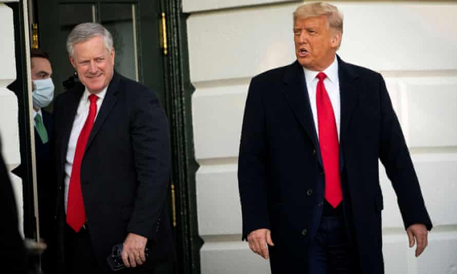 Trump s'attend à ce que ses principaux collaborateurs tels que son ancien chef de cabinet Mark Meadows, à gauche, défient les assignations à comparaître du Congrès pour des témoignages et des documents.