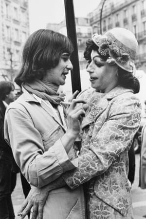 Víctor Flores Olea: Paris, 1981 Neugebauer knew well how to mix international photographers with national and local ones. She brought respected photographers from all over the world to Basel - mostly for the first time - and offered well-known and unknown Swiss photographers the opportunity to exhibit