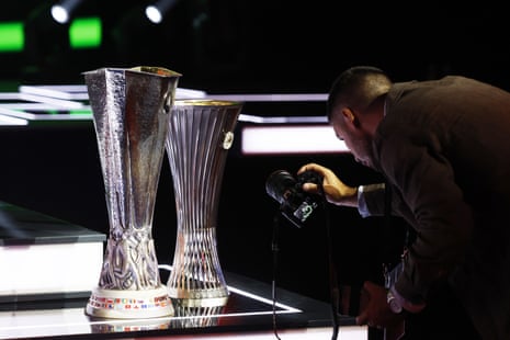 Os troféus da Liga Europa e da Liga Conferência.