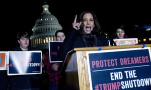 La senadora demócrata Kamala Harris habla durante una manifestación en apoyo de los Dreamers en Washington.