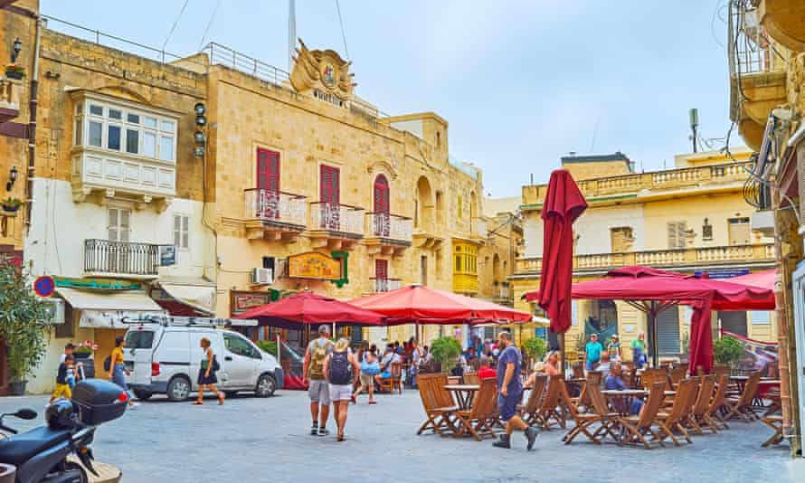 Cafés en la acera de St. George Square en Victoria, la capital de Gozo