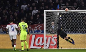 Strong goalkeeper of Barcelona Mark André Ter Stegen guarantees that the shot from the front of Martinev's Teron Lyon ends on the stands, but not on the back