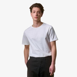 Merz b Schwanen 215 classic fit T-shirt.