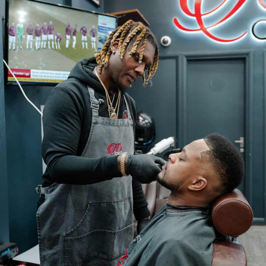 Hình ảnh là tất cả ': gặp Sheldon Edwards, thợ cắt tóc không chính thức của đội tuyển Anh | Thời trang | Người giám hộ
