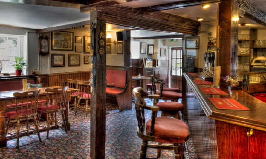 Interior del pub Running Horse, Running Horse, Surrey Hills, Reino Unido.