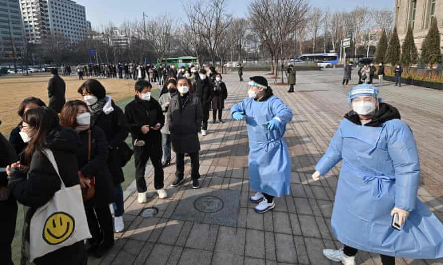 A new testing policy has taken effect in four designated cities in South Korea on a pilot basis, under which only priority groups can take a PCR test while others are advised to get a rapid antigen test first at a local clinic.