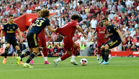 David Luiz pulls the shirt of Mohamed Salah.