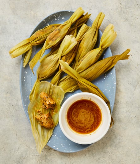 Tamales di gamberi di Yotam Ottolenghi con salsa di cocco piccante.