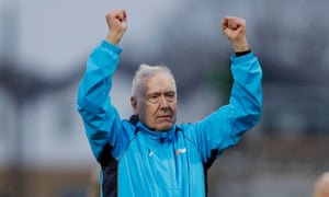 El comentarista Martin Tyler es un fanático de Woking en la infancia y el actual subgerente del club.