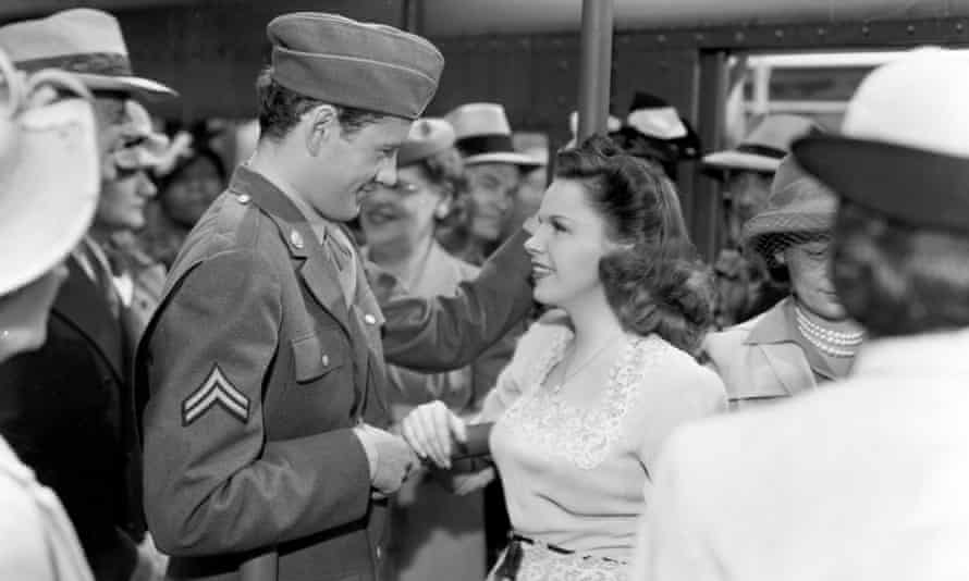 Judy Garland with Robert Walker in The Clock (1945).