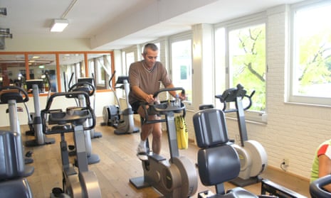 ‘Going to the gym quickly becomes tedious’: what is behind our lack of resolve?